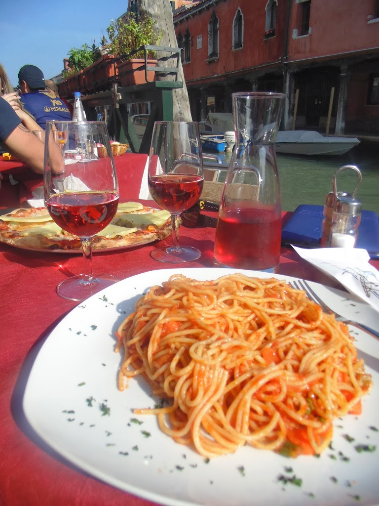 Italian-Pasta-rose-wine-meal-at-venice